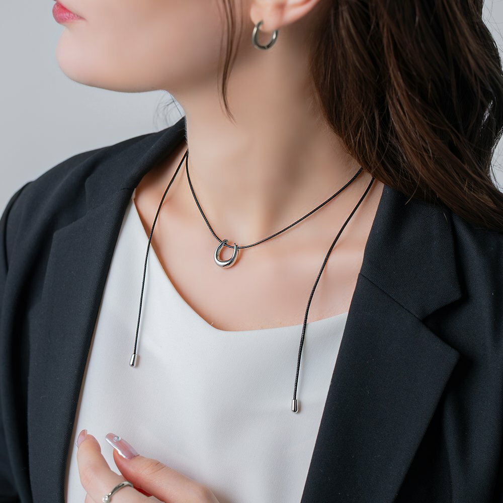 【全品送料無料×P最大47倍！】 ネックレス レディース ロングネックレス レザーコード コードネックレス PUレザー ホースシュー 馬蹄 ぷっくり メタル 紐 長さ調整 大人 ブラック ゴールド シルバーのサムネイル