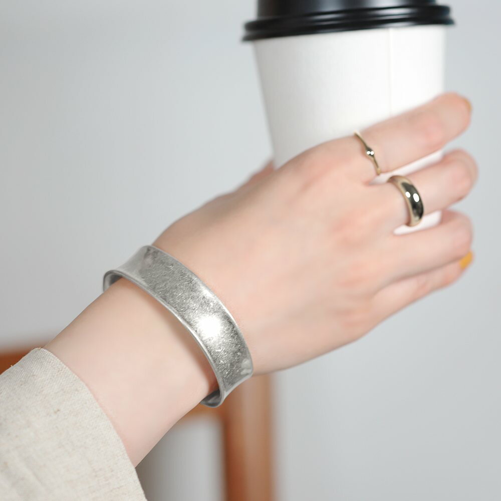 【ゆうパケット送料無料】 バングル 金属アレルギー ニッケルフリー レディース ヴィンテージ調 セミマット 艶消し オープンバングル くびれ カーブ メタル 幅広 大人 ゴールド シルバー