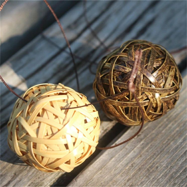 商品情報【サイズ】乱れ編み丸玉直径：　約　4.0cm全体長さ：約17cm【素材】竹【その他説明】【注意】2個セットのお値段です。※手作り商品ですので、1点、1点サイズ・重量・風合いなどに違いがございます。 画像は、見本になりますがご了承の上、ご購入お願い致します。※出来るだけ実物のお色に近づける様に撮影しておりますが、照明での撮影の為、商品画像と実物のお色は多少違う場合が御座いますのでご了承下さいませ。お使いのモニター設定(明るさ・コントラスト等)によっても色の見え方が異なります。竹 バッグチャーム チャ―ム 山葡萄 籠 手作り小球　ペンダント　　アクセサリー　ストラップ かごバッグ　　乱れ編みボール かごバッグ カゴバッグ 根付け 飾り インテリア ボール 竹 バッグチャーム 飾り インテリア 1