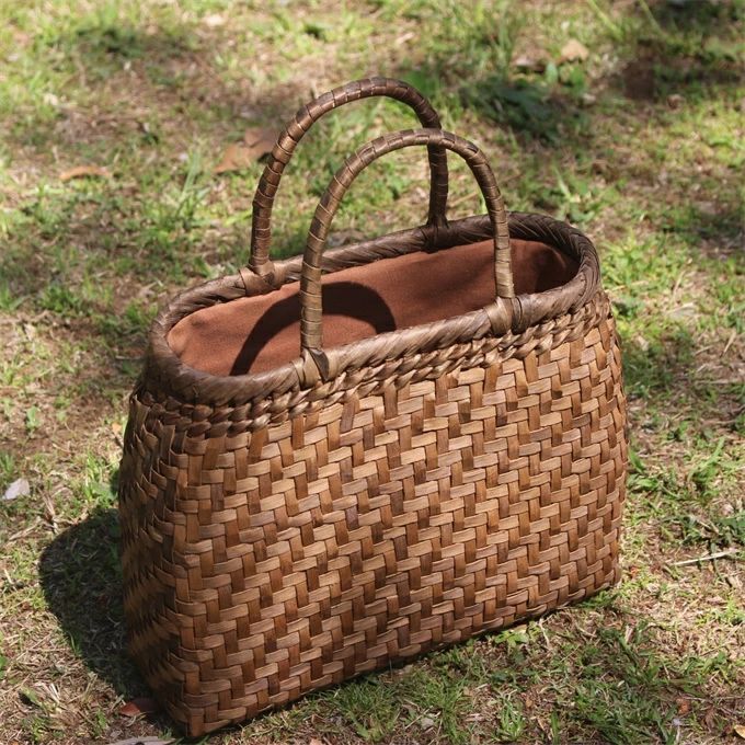 商品情報【サイズ】(約)幅 31 cm x 高さ 23.5 cm x 奥行 10 cmほど【編み方】網代編み縁：八の字編み【素材】山胡桃木 （クルミ）巾着素材：綿麻（中布と内ポケット付き）【その他説明】※お客様に知っておいていただきたいこと 性質上ひごに節・ムラ・剥がれ・繊維に沿った割れなどがございます。 自然素材の特性としてご理解ください。 使い込むことにより皮の剥がれなどは色が馴染み風合いが増してゆきます。 繊維に沿った割れも強度的には問題がございませんので、ご安心ください。 手作り商品ですので、1点、1点サイズ・重量・風合いなどに違いがございます。 画像は、見本になりますがご了承の上、ご購入お願い致します。※出来るだけ実物のお色に近づける様に撮影しておりますが、室内照明での撮影の為、商品画像と実物のお色は多少違う場合が御座いますのでご了承下さいませ。お使いのモニター設定(明るさ・コントラスト等)によっても色の見え方が異なります。山葡萄 山胡桃木 籠 バッグ かご 男女兼用 やまくるみ 網代編 着服 中布と内ポケット付き 山葡萄 かごバッグ 網代編み やまぶどう 山ぶどう カゴバッグ 持ち手 おしゃれ バスケット メルカド レディース ハンドバッグ 着物 籠バッグ 山胡桃木 籠 バッグ かご 男女兼用 1