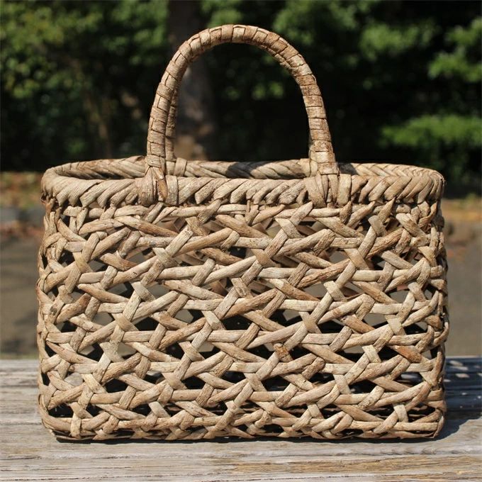 商品情報【サイズ】（約)最大幅 34 cm×奥行き 10 cm×高さ21.5cm【重さ】(約) 370 g【素材】山胡桃木巾着素材：綿麻 【その他説明】※お客様に知っておいていただきたいこと 性質上ひごに節・ムラ・剥がれ・繊維に沿った割れなどがございます。 自然素材の特性としてご理解ください。 使い込むことにより皮の剥がれなどは色が馴染み風合いが増してゆきます。 繊維に沿った割れも強度的には問題がございませんので、ご安心ください。 手作り商品ですので、1点、1点サイズ・重量・風合いなどに違いがございます。 画像は、見本になりますがご了承の上、ご購入お願い致します。※出来るだけ実物のお色に近づける様に撮影しておりますが、室内照明での撮影の為、商品画像と実物のお色は多少違う場合が御座いますのでご了承下さいませ。お使いのモニター設定(明るさ・コントラスト等)によっても色の見え方が異なります。山胡桃木 　かごバック 籠　カゴ　　やまぶどう 中布と内ポケット付き 山葡萄 かごバッグ 網代編み やまぶどう 山ぶどう カゴバッグ 持ち手 おしゃれ バスケット メルカド レディース ハンドバッグ 着物 籠バッグ 山葡萄 山胡桃木 　かごバック 籠 1