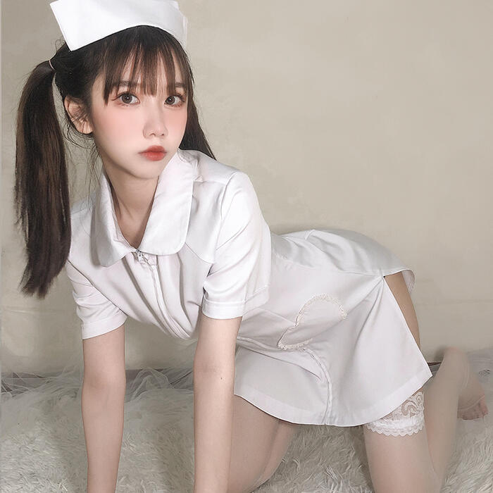 ～商品説明～ セクシーで可愛いナースワンピースセット！ 超ミニ丈で、サイドのスリットでさらに大胆さが増します。 前にファスナーがついていますので、襟元の開き具合を調整することも可能です♪ また、ハート型のポケットがついていて、とってもかわいい♪ 注：この商品は半袖ワンピースとナースキャップのセットです。 他の商品は含まれていません。 ◆商品名：セクシー ナース服 制服 キャップ付 コスプレ衣装 ミニ丈 かわいい エロ ミニワンピース コスチューム衣装 看護婦 看護師 ナース 制服誘惑 過激 ◆カラー：ホワイト，ピンク，ライトブルー ◆サイズ：S，M，L，XL サイズ バスト ウエスト 肩幅 袖丈 着丈 S 86 66 35.5 21 76 M 90 70 37 22 78 L 94 74 38.5 23 80 XL 98 78 40 24 82 単位：cm，誤差1-3cm ◆素材：ポリエステル ◆商品番号：A070078 関連キーワード ロリータ ゴスロリ ゴシック ロリィタ フェミニン 華ロリ 甘ロリ ゴシックロリータ 可愛い 小悪魔 ゆめかわいい ワンピース ブラウス トップス スカート ボトムス ドレス 帽子 ヘッドドレス カチューシャ タイツ ニーハイ ニーソックス バッグ ロング 半袖 七分丈 長袖 オフショルダー レース フリル コスプレ コスチューム 学園祭 舞台 イベント ハロウィン ハロウィーン パフスリーブ レディース 女の子 麦わら 姫袖 姫カット セーラ ロリータファッション ロリータ服セクシー ナース服 制服 キャップ付 コスプレ衣装 ミニ丈 かわいい エロ ミニワンピース コスチューム衣装 看護婦 看護師 ナース 制服誘惑 過激 超過激 大人 レディース COS 半袖ワンピース　ナースキャップ コスプレ ナース服ナースウェアをお求めならこれ♪