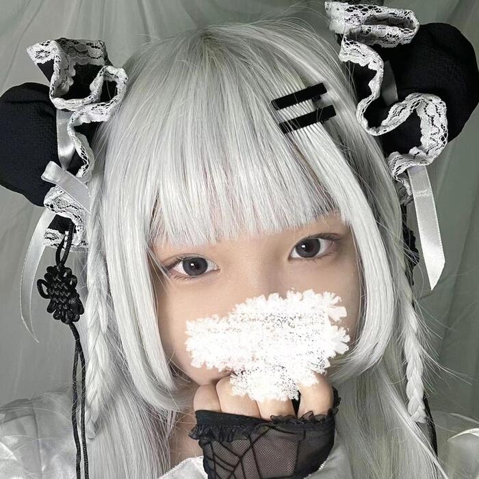 ～商品説明～ ゆめかわいいチャイナ風お団子ヘアアクセ♪ お団子の縁にレースをあしらったデザインがCUTE ! リボンと中国結びの飾りは取り外し可能です◎ 裏側に取り外し可能なクリップが付いており、簡単にお団子風ヘアを楽しめます。 裏側に小さな穴があり、お好きな大きさに調整が可能です♪ カラーバリエーションが多く、色違いでもお楽しみいただけます。 注：この商品はお団子1セットです。ほかの商品は含まれていません。 ハンドメイド商品の為、写真と色や形に若干の違いが生じる場合が御座いますのでご了承ください。 ◆商品名：ゆめかわ 髪飾り チャイナ風 お団子ヘア 中華ロリ レース 5色 ヘアアクセサリー チャイナ服 コスプレ まとめ髪 かわいい チャイナおだんご ◆カラー：ブラック×ホワイトレース，ホワイト×ブラックレース，ホワイト×ピンクレース，ピンク×ピンクレース，ピンク×ブラックレース ◆サイズ：フリーサイズ 直径（レース込み）12-13cm，お団子直径8-9cm，高さ4-5cm ◆素材：ポリエステル ◆商品番号：A160143 関連キーワード ロリータ ゴスロリ ゴシック ロリィタ フェミニン 華ロリ 甘ロリ ゴシックロリータ 可愛い 小悪魔 ゆめかわいい ワンピース ブラウス トップス スカート ボトムス ドレス 帽子 ヘッドドレス カチューシャ タイツ ニーハイ ニーソックス バッグ ロング 半袖 七分丈 長袖 オフショルダー レース フリル コスプレ コスチューム 学園祭 舞台 イベント ハロウィン ハロウィーン パフスリーブ レディース 女の子 麦わら 姫袖 姫カット セーラ ロリータファッション ロリータ服ゆめかわ 髪飾り チャイナ風 お団子ヘア 中華ロリ レース 5色 ヘアアクセサリー チャイナ服 コスプレ まとめ髪 かわいい チャイナおだんご ヘアクリップ付き 綿入り アニメ 仮装 ハンドメイド ロリータ 甘ロリ Lolita原宿系 コスチューム パーティー 文化祭 新年会 クリスマス イベント