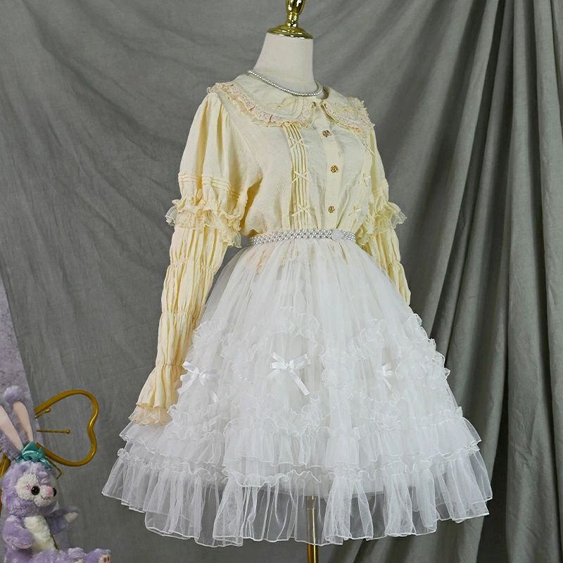 ～商品説明～ ふんわりフリルたっぷりのゆめかわいいオーバースカートが新登場！ ドレスやスカートに合わせるだけでゴージャスな雰囲気に…♪ スカート部分にあしらわれた菱形のモチーフがキュート☆ 高品質の柔らかなチュール素材を使用しているため、着心地も良いです。 ウエスト部分はリボンで結ぶタイプです。 ペチコートも付属していますので、スカートとしてもお楽しみいただけます！（7、8、9枚目の画像をご参照ください）。 ※この商品はオーバースカート+ペチコートです。ベルトやパニエなどは含まれていません。 ◆商品名：Lolita ロリータ オーバースカート ペチコート付き スカート チュールスカート 2Way ボトムス ゆめかわいい ロング丈 ミディアム丈 丈63cm ◆カラー：ホワイト、ブラック、生成り、ピンク、ライトブルー、ライトパープル ◆サイズ：XS、S、M、L、XL サイズ ウエスト 着丈 XS 60 63 S 66 63 M 70 63 L 74 63 XL 80 63 単位：cm ※サイズは若干の誤差（1～3cm）が生じる場合がございます。 ◆素材：ポリエステル ◆商品番号：A160154 関連キーワード ロリータ ゴスロリ ゴシック ロリィタ フェミニン 華ロリ 甘ロリ ゴシックロリータ 可愛い 小悪魔 ゆめかわいい ワンピース ブラウス トップス スカート ボトムス ドレス 帽子 ヘッドドレス カチューシャ タイツ ニーハイ ニーソックス バッグ ロング 半袖 七分丈 長袖 オフショルダー レース フリル コスプレ コスチューム 学園祭 舞台 イベント ハロウィン ハロウィーン パフスリーブ レディース 女の子 麦わら 姫袖 姫カット セーラ ロリータファッション ロリータ服Lolita ロリータ オーバースカート ペチコート付き スカート チュールスカート 2Way ボトムス ゆめかわいい ロング丈 ミディアム丈 丈63cm ボリューム ゴージャス エレガント レイヤード 重ね着 着回し フリル ふんわり 甘ロリ ゴスロリ クラロリ クラシカル ロリィタ 多色展開