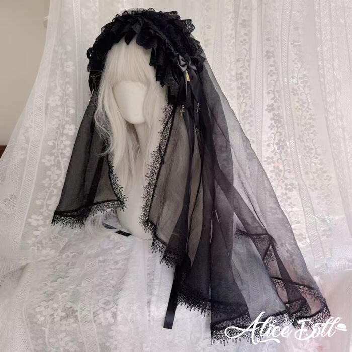 ～商品説明～ 華やかなヘッドドレスにはチュールのヴェールが付いており、 端にはレースがあしらわれて美しいラインを演出します。 ヘッドドレス部分にはレースやフリルが贅沢にあしらわれ、優雅で可愛らしい印象に♪ ロリィタファッションやゴシックスタイルのお茶会・撮影会・イベント・舞台・コスプレなど幅広いシーンで活躍します。 ヴェールは取り外しできません。 裏面にはヘアクリップが付いており、しっかりと固定できます。 さらに、あご紐も付いており、あごの下で結ぶことが可能です。 注意： この商品は手作りのため、糊や糸の端など手作りの形跡が残っていることがあります。製作時期により、使用しているレースやリボンが微妙に異なる場合があります。 ◆商品名：ロリータ Lolita ヘッドドレス ヴェール付き ベール ロングベール ヘアバンド クラシカル ◆カラー：ブラック ◆サイズ：フリーサイズ ヘッドドレス：幅約18cm ×長さ約40cm ヴェール：長さ約75-80cm ※多少の誤差（1-3cm）あり ◆素材：ポリエステル ◆商品番号：A160181 関連キーワード ゴシック ロリィタ フェミニン 華ロリ 甘ロリ ゴシックロリータ 可愛い 小悪魔 ゆめかわいい カチューシャ レース フリル コスプレ コスチューム 学園祭 舞台 イベント ハロウィーン レディース ロリータファッション ロリータ服 コーデ ヘアドレス 髪飾り ハット ヘアバンドロリータ Lolita ヘッドドレス ヴェール付き ベール ロングベール ヘアバンド クラシカル ゴシック ゴスロリ 黒ロリ ブラック系 コスプレ 髪飾り 十字架 レース リボン 可愛い 華やか おしゃれ ヘアアクセサリー