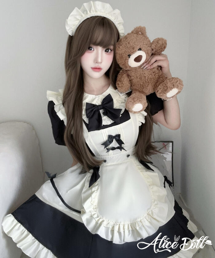 ～商品説明～ フリルとリボンがたっぷりあしらわれた、 クラシカルでとっても可愛いロリータ風メイド服セット！ スカートの裾にはふんわりボリュームのフリルを重ね、 動くたびに華やかさを演出します。 付け袖付きで、半袖・長袖どちらも楽しめる2WAY仕様。 季節やシーンに合わせて着こなしをチェンジできます。 胸元のリボンやエプロンのリボンは取り外し可能で、イベントやパーティー、 撮影、メイドカフェや喫茶店の制服コスプレとしても大活躍！ クラシカルロリータや姫系コーデにもしっくり馴染む、 可愛さと実用性を兼ね備えた一着です♪ セット内容：ワンピース＋エプロン+付け袖×2+リボン×3＋カチューシャ ※他の商品は含まれておりません。 ◆商品名：クラシカル メイド服 ワンピース Lolita エプロン カチューシャ 付け袖 2way 半袖 ◆カラー：ブラック×アイボリー ◆サイズ：S、M、L、XL サイズ バスト ウエスト 肩幅 着丈 S 86 71 33 81.5 M 90 75 34.5 82 L 94 79 36 82.5 XL 98 83 37.5 83 単位：cm ※平置きで採寸しておりますため、1～3cm程度の誤差が生じる場合がございます。予めご了承ください。 ◆素材：ポリエステル ◆商品番号：A070133 関連キーワード ロリータ ゴスロリ ゴシック ロリィタ フェミニン 華ロリ 甘ロリ ゴシックロリータ 可愛い 小悪魔 ゆめかわいい ワンピース トップス ドレス ロング 半袖 七分丈 長袖 オフショルダー レース フリル コスプレ コスチューム 学園祭 舞台 イベント ハロウィン ハロウィーン パフスリーブ レディース 女の子 ロリータファッション ロリータ服クラシカル メイド服 ワンピース Lolita エプロン カチューシャ 付け袖 2way 半袖 長袖 ミニ丈 ドレス ロリータ ゴスロリ 甘ロリ 制服 可愛い レディース コスプレ メイドカフェ 喫茶店 飲食店 パーティー イベント
