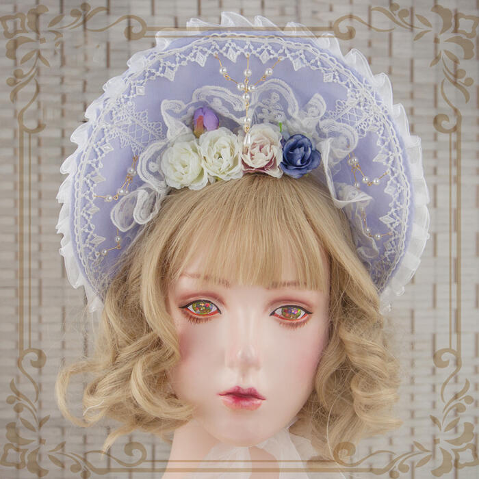 ～商品説明～ 可憐な造花とキラキラのパールが飾られた、ゴージャスなロリータボンネット！ 上品なラベンダーカラーは、同系色のワンピースや姫袖ブラウスと組み合わせることで、より一層華やかな雰囲気を演出します。 また、造花は取り外し可能で、お好みに合わせて自由にアレンジすることができます。 注：同じシリーズの他カラーもあります。ご希望の場合はお問い合わせください。 ハンドメイドのため、のり跡やほつれなどが見られる場合がございます。 また制作時期により、写真と若干の違いが生じる場合がございます。ご了承ください。 ◆商品名：ロリータ ボンネット ボンネ 帽子 ヘッドドレス アクセサリー フラワー ◆カラー：ラベンダー ◆サイズ：フリーサイズ 高さ12cm ◆素材：ポリエステル ◆商品番号：A160044 関連キーワード ロリータ ゴスロリ ゴシック ロリィタ フェミニン 華ロリ 甘ロリ ゴシックロリータ 可愛い 小悪魔 ゆめかわいい 帽子 ヘッドドレス ロング レース フリル コスプレ コスチューム 学園祭 舞台 イベント ハロウィン ハロウィーン レディース 麦わら キャップ ニット帽 日よけ 紫外線対策 ロリータファッション ロリータ服 コーデ ハットロリータ ボンネット ボンネ 帽子 ヘッドドレス アクセサリー フラワー 薔薇 花 小物 クラシカル クラロリ 甘ロリ ゴスロリ 可愛い ゆめかわいい カチューシャ レース フリル プリンセス ウエディング 華やか エレガント レディース Lolita ロリータファッション ロリィタ bnt お茶会 ティーパーティー おしゃれ ラベンダー