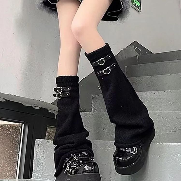 超～元気で明るい原宿系ギャル！ニット編みのルーズソックス。トップに伸縮性があるので落ち防止ができて安心、どんなに動いても落ちないので安心。オールシーズンに大活躍！靴下の上から履くだけなので、着脱簡単！原宿系・ 量産型・ 地雷系・JKタイプ・ストリート系にも対応できます。日常使いから制服・コスプレ、イベント、学園祭、テーマーパークに！ サイズ F サイズについての説明 F　全長約50cm 素材 ポリエステル 色 カラー1 カラー2 カラー3 カラー4 カラー5 カラー6 備考 ●サイズ詳細等の測り方はスタッフ間で統一、徹底はしておりますが、実寸は商品によって若干の誤差(1cm～3cm )がある場合がございますので、予めご了承ください。 ●製造ロットにより、細部形状の違いや、同色でも色味に多少の誤差が生じます。 ●パッケージは改良のため予告なく仕様を変更する場合があります。 ▼商品の色は、撮影時の光や、お客様のモニターの色具合などにより、実際の商品と異なる場合がございます。あらかじめ、ご了承ください。 ▼生地の特性上、やや匂いが強く感じられるものもございます。数日のご使用や陰干しなどで気になる匂いはほとんど感じられなくなります。 ▼同じ商品でも生産時期により形やサイズ、カラーに多少の誤差が生じる場合もございます。 ▼他店舗でも在庫を共有して販売をしている為、受注後欠品となる場合もございます。予め、ご了承お願い申し上げます。 ▼出荷前に全て検品を行っておりますが、万が一商品に不具合があった場合は、お問い合わせフォームまたはメールよりご連絡頂けます様お願い申し上げます。速やかに対応致しますのでご安心ください。