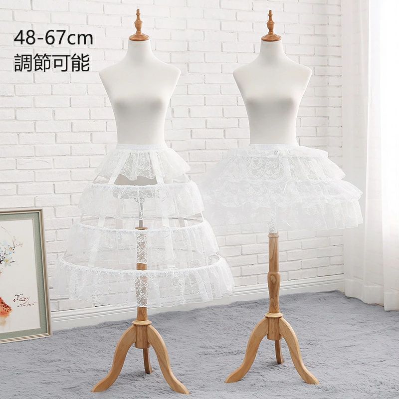 ～商品説明～ 美しく華やかなシルエットを作り出す、 3本のワイヤーが入ったパニエです！ ワイヤーと引き紐でサイズを自由自在に調節することができ、 お好みのフィット感を手軽に実現できます♪ 4段のレースが施されており、エレガントで上品な印象を与えます。 折りたたみ可能で持ち運びも便利です。 注：この商品はパニエ1点です。その他の商品は含まれていません。 ◆商品名：パニエ サイズ調整可能 ワイヤー ボリューム 大人 ワイヤーパニエ ワイヤー3本 Aライン ドレス ロング丈 ミディアム丈 ◆カラー：ホワイト ◆サイズ：フリーサイズ 着丈48-67cm、ウエスト60-100cm ワイヤー直径：44cm、57cm、70cm 誤差1-3cm ◆素材：ポリエステル ◆商品番号：A040453 関連キーワード ロリータ ゴスロリ ゴシック ロリィタ フェミニン 華ロリ 甘ロリ ゴシックロリータ 可愛い 小悪魔 ゆめかわいい ワンピース ブラウス トップス スカート ボトムス ドレス 帽子 ヘッドドレス カチューシャ タイツ ニーハイ ニーソックス バッグ ロング 半袖 七分丈 長袖 オフショルダー レース フリル コスプレ コスチューム 学園祭 舞台 イベント ハロウィン ハロウィーン パフスリーブ レディース 女の子 麦わら 姫袖 姫カット セーラ ロリータファッション ロリータ服パニエ サイズ調整可能 ワイヤー ボリューム 大人 ワイヤーパニエ ワイヤー3本 Aライン ドレス ロング丈 ミディアム丈 ロリータドレス クラロリ ロリータ ロリィタ ゴスロリ メイド服 パーティー コスプレ ハロウィン イベント 発表会 演奏会 ホワイト