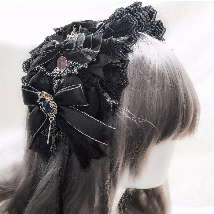 ～商品説明～ ゴシックロリータデザインのヘアバンド。 重なったレースにリボンの装飾がついてとても豪華★ 両端には金属の十字架がついています♪ ゴスロリ系ファッションに合わせるのはもちろん、コスプレにもぴったり◎ 注意：この商品は手作りのため、糊や糸の端など手作りの形跡が残っていることがあります。製作時期により、使用しているレースやリボンが微妙に異なる場合があります。 ■お届けについて 即納（2－5日でのお届け） ◆商品名：ゴスロリ カチューシャ 髪飾り 十字架 蝶結び レース 重ね ロリータ レディース コスプレ Lolita おしゃれ ヘアバンド リボン 萌え系 ヘアアクセサリー 甘ロリ 編みこみ ◆カラー：ブラック、パープル×ブラック ◆サイズ： フリーサイズ 長さ36cm，幅13cm ◆素材： ポリエステル ◆商品番号：A160125 関連キーワード ロリータ ゴスロリ ゴシック ロリィタ フェミニン 華ロリ 甘ロリ ゴシックロリータ 可愛い 小悪魔 ゆめかわいい ドレス 帽子 ヘッドドレス カチューシャ ヘアアクセサリー ロング レース フリル コスプレ コスチューム 学園祭 舞台 イベント ハロウィン ハロウィーン パフスリーブ レディース 麦わら キャップ ニット帽 日よけ 紫外線対策 防寒 セーラ ロリータファッション ロリータ服 コーデ ヘアドレス 髪飾り ハット ヘアバンド ジュエリー即納 ゴスロリ カチューシャ 髪飾り 十字架 蝶結び レース 重ね ロリータ レディース コスプレ Lolita おしゃれ ヘアバンド リボン 萌え系 ヘアアクセサリー 甘ロリ 編みこみ メイド風 超キュート 可愛い パーティー クリスマス ブラック