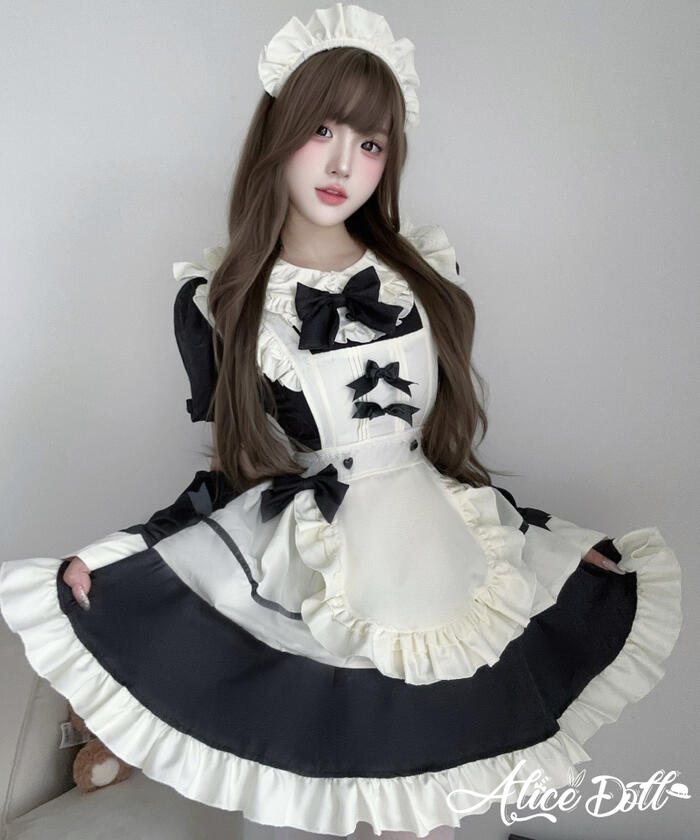 ～商品説明～ フリルとリボンがたっぷりあしらわれた、 クラシカルでとっても可愛いロリータ風メイド服セット！ スカートの裾にはふんわりボリュームのフリルを重ね、 動くたびに華やかさを演出します。 付け袖付きで、半袖・長袖どちらも楽しめる2WAY仕様。 季節やシーンに合わせて着こなしをチェンジできます。 胸元のリボンやエプロンのリボンは取り外し可能で、イベントやパーティー、 撮影、メイドカフェや喫茶店の制服コスプレとしても大活躍！ クラシカルロリータや姫系コーデにもしっくり馴染む、 可愛さと実用性を兼ね備えた一着です♪ セット内容：ワンピース＋エプロン+付け袖×2+リボン×3＋カチューシャ ※他の商品は含まれておりません。 ◆商品名：クラシカル メイド服 ワンピース Lolita エプロン カチューシャ 付け袖 2way 半袖 ◆カラー：ブラック×アイボリー ◆サイズ：S、M、L、XL サイズ バスト ウエスト 肩幅 着丈 S 86 71 33 81.5 M 90 75 34.5 82 L 94 79 36 82.5 XL 98 83 37.5 83 単位：cm ※平置きで採寸しておりますため、1～3cm程度の誤差が生じる場合がございます。予めご了承ください。 ◆素材：ポリエステル ◆商品番号：A070133 関連キーワード ロリータ ゴスロリ ゴシック ロリィタ フェミニン 華ロリ 甘ロリ ゴシックロリータ 可愛い 小悪魔 ゆめかわいい ワンピース トップス ドレス ロング 半袖 七分丈 長袖 オフショルダー レース フリル コスプレ コスチューム 学園祭 舞台 イベント ハロウィン ハロウィーン パフスリーブ レディース 女の子 ロリータファッション ロリータ服クラシカル メイド服 ワンピース Lolita エプロン カチューシャ 付け袖 2way 半袖 長袖 ミニ丈 ドレス ロリータ ゴスロリ 甘ロリ 制服 可愛い レディース コスプレ メイドカフェ 喫茶店 飲食店 パーティー イベント
