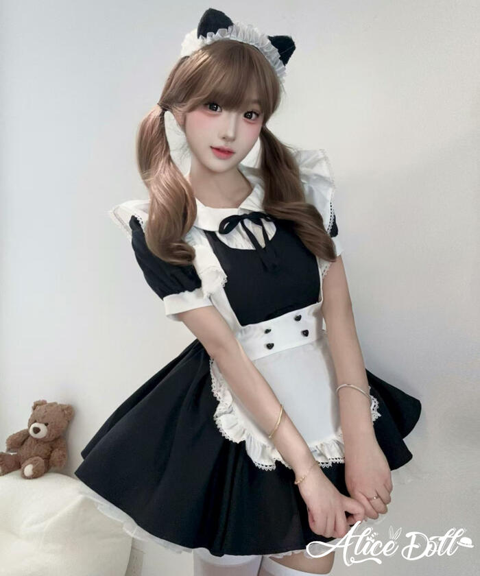 ～商品説明～ 丸襟が清楚で愛らしい印象を与える、クラシカルな雰囲気のメイド服☆ 胸元のリボンやフリルたっぷりのエプロンで、女の子らしさをぎゅっと詰め込みました。 ふんわり広がるスカートは動くたびにひらりと揺れて、可愛さをさらにアップ♪ ポイントは、フリル付きの猫耳カチューシャ。 かぶるだけで一気にキュートな雰囲気に変身できます。 セット内容：ワンピース＋エプロン＋カチューシャ ※他の商品は含まれておりません。 ◆商品名：クラシカル メイド服 ワンピース エプロン 猫耳カチューシャ付き セット コスプレ衣装 ◆カラー：ブラック×ホワイト ◆サイズ：S、M、L、XL、2XL サイズ バスト ウエスト 肩幅 着丈 S 84 70 33 71 M 88 74 34.5 71.5 L 92 78 36 72 XL 96 82 37.5 72.5 2XL 100 86 39 73 単位：cm ※平置きで採寸しておりますため、1～3cm程度の誤差が生じる場合がございます。予めご了承ください。 ◆素材：ポリエステル ◆商品番号：A070135 関連キーワード ロリータ ゴスロリ ゴシック ロリィタ フェミニン 華ロリ 甘ロリ ゴシックロリータ 可愛い 小悪魔 ゆめかわいい ワンピース トップス ドレス ロング 半袖 七分丈 長袖 オフショルダー レース フリル コスプレ コスチューム 学園祭 舞台 イベント ハロウィン ハロウィーン パフスリーブ レディース 女の子 ロリータファッション ロリータ服クラシカル メイド服 ワンピース エプロン 猫耳カチューシャ付き セット コスプレ衣装 ロリータ風 ゴスロリ 甘ロリ 可愛い メイドカフェ 制服 ハロウィン イベント 撮影会 コスチューム