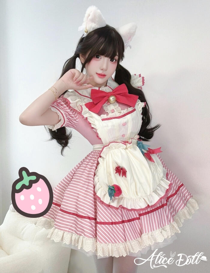 ～商品説明～ いちごみるくをイメージした、甘くてかわいいメイド服セットが新登場♪ ピンク×アイボリーのやさしい配色にストライプ柄を組み合わせ、ふんわりとした愛らしい雰囲気を演出します。 胸元には存在感のある大きめリボンをあしらい、コーディネートの主役に。 エプロンには苺モチーフ付きの小さなリボンを添え、細部までこだわったデザインに仕上げました。 フリルやレースをたっぷり使用し、動くたびに可愛さが引き立つ一着。 セット内容： ワンピース＋エプロン＋リボン×5 ※パニエなどのその他のアイテムは含まれておりません。 ◆商品名：メイド服 ワンピース エプロン セット 半袖 レース フリル 甘ロリ いちご ストライプ ◆カラー：写真通り ◆サイズ：S、M、L サイズ バスト ウエスト 肩幅 着丈 S 84 70 33 71 M 88 74 34.5 71.5 L 92 78 36 72 単位：cm ※平置きで採寸しておりますため、1～3cm程度の誤差が生じる場合がございます。予めご了承ください。 ◆素材：ポリエステル ◆商品番号：A070138 関連キーワード ロリータ ゴスロリ ゴシック ロリィタ フェミニン 華ロリ 甘ロリ ゴシックロリータ 可愛い 小悪魔 ゆめかわいい ワンピース トップス ドレス ロング 半袖 七分丈 長袖 オフショルダー レース フリル コスプレ コスチューム 学園祭 舞台 イベント ハロウィン ハロウィーン パフスリーブ レディース 女の子 ロリータファッション ロリータ服メイド服 ワンピース エプロン セット 半袖 レース フリル 甘ロリ いちご ストライプ レディース 甘かわいい ミニ丈 コスプレ 衣装 メイドカフェ 飲食店 制服 写真映え イベント 推し活 パーティー ピンク