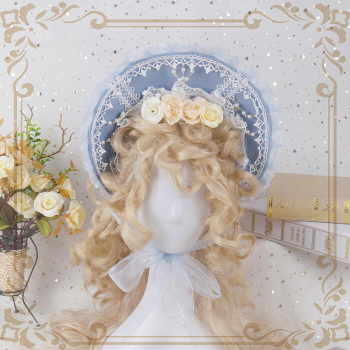 ～商品説明～ 華やかでゆめかわいい雰囲気を纏った、ロリータファッション用ボンネット。 薔薇の花やレース、フリルがあしらわれ、エレガントな印象を漂わせます。 さらに、造花は取り外し可能で、お好みに合わせて自由にアレンジすることができます。 注：同じシリーズの他カラーもございます。ご希望の方はお問い合わせください。 ハンドメイドのため、のり跡やほつれなどが見られる場合がございます。 また制作時期により、写真と若干の違いが生じる場合がございます。ご了承ください。 ◆商品名：ロリータ ボンネット ボンネ 帽子 ヘッドドレス ヘアアクセサリー ◆カラー：ブルーグレー ◆サイズ：フリーサイズ 高さ12cm ◆素材：ポリエステル ◆商品番号：A160165 関連キーワード ゴスロリ ゴシック フェミニン 華ロリ 甘ロリ ゴシックロリータ 可愛い 小悪魔 ゆめかわいい 帽子 ヘッドドレス ロング レース フリル コスプレ コスチューム 学園祭 舞台 イベント ハロウィン ハロウィーン レディース 麦わら キャップ ニット帽 日よけ 紫外線対策 ロリータ服 コーデ ハットロリータ ボンネット ボンネ 帽子 ヘッドドレス ヘアアクセサリー 髪飾り 花柄 クラシカル クラロリ 甘ロリ 姫ロリ ゴスロリ プリンセス レディース フラワー 薔薇 お花 ブルーグレー 小物 可愛い ゆめかわいい カチューシャ レース フリル リボン エレガント Lolita ロリィタ bnt コスプレ お茶会 ハロウィン おしゃれ
