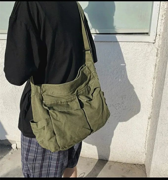 商品情報商品サイズ:34x15x4 0cm/1cm = 0.39in使用法:肩、クロスボディバッグカラー:ブラック/ブラウン/グリーン/ホワイトキャンバス 帆布 ショルダーバッグ 防止 斜めがけ バッグ ウエストバッグ メンズ レディース 収納 ボディバッグ 人気 カバン ギフト プレゼント 肩がけ 斜め掛け ヒップ 鞄 バッグ大きめ メッセンジャー 旅行 通勤 通学 かっこいい キャンバス 帆布 ショルダーバッグ 多用途 :このヴィンテージのハンドバッグは、あらゆる機会に最適で、あなたの服や気分に合わせて十分な用途があります。固体パターン :このクロスボディバッグのしっかりしたパターンは、時代を超越した魅力を加え、あなたのワードローブの古典的な作品にします。中程度の硬度 :適度な硬さは持ち歩いたときの快適さを保証し、常に外出中の女性に最適です。ユニークなフラップデザイン :ユニークなフラップデザインは審美的な価値を高めるだけでなく、あなたの必需品のための追加のポケットを提供します。耐久性のあるキャンバス素材 :耐久性のあるキャンバス素材で作られたこのバッグは、毎日の摩耗に耐えるように設計されています。便利なジッパー閉鎖 :便利なジッパークロージャーはあなたの持ち物が安全で安全であることを保証します。注:ディスプレイや照明効果が異なるため、製品の実際の色は写真に表示されている色とわずかに異なる場合があります。手動測定のため、1～3cmの測定偏差を許可してください。 5
