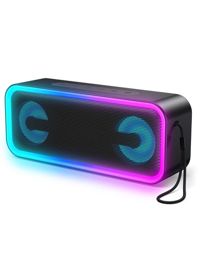【30W大音量・DSP BASS 3.0重低音】 デュアルフルレンジドライバーとパッシブラジエーターを搭載し、合計30Wの力強いサウンドを実現。DSP BASS 3.0音声処理技術が音声をバランスよく調整し、クリアなボーカルと深みのある低音を再生します。小音量でも低音の存在感を感じやすく、音楽、映画、ゲーム、ポッドキャストなど幅広い用途に適しています。 【TWSステレオ対応・2台接続で最大60W】 同じスピーカーを2台ワイヤレス接続すると、左右のチャンネルに分かれた本格的なステレオ再生が可能です。2台合計で最大60Wの広がりあるサウンドを楽しめるため、リビングでの映画鑑賞、ホームパーティー、キャンプやバーベキューなど、より臨場感が欲しい場面におすすめです。 【IPX7防水・持ち運びに便利なストラップ付き】 IPX7相当の防水性能を備え、水しぶきや突然の雨が気になる屋外でも使いやすい設計です。キャンプ、プールサイド、キッチン、洗面所など、屋内外のさまざまなシーンで活躍。付属のストラップを使えば、バッグやフックなどに取り付けて手軽に持ち運べます。使用前に端子カバーをしっかり閉じてください。