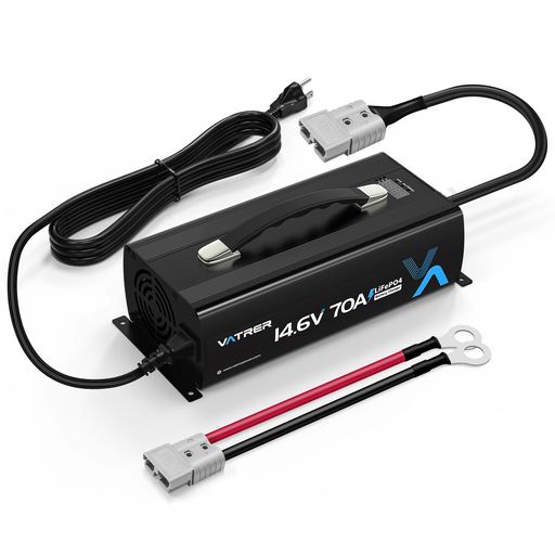 【商品仕様】入力電圧:AC100V~240V 50/60Hz 出力電流:70A 出力電圧:DC14.6V 商品サイズ:31.4x13.8x8.6cm 重量:3.5kg 12V対応 / 適合バッテリー:リン酸鉄リチウムイオンバッテリー(LiFePO4)/ 適合サイズ:200Ah~600Ah 【12Vリン酸鉄リチウムイオンバッテリー専用充電器】VATRER POWER 14.6V LiFePO4バッテリー充電器は、12Vのリン酸鉄リチウム(LiFePO4)バッテリーを充電するために設計された充電器です。この充電器はバッテリーを安全かつ効率的に充電し、短絡、過熱、過電圧、逆接続などのリスクを軽減します。充電器は通常、安全機能や保護機能を備えており、バッテリーの寿命を延ばすために充電プロセス全体で高い充電効率を確保します。 【使いやすい】アンダーソンインターフェースを採用し、接続の安全性が向上しています。LEDディスプレイには充電状態が明確に表示されます。