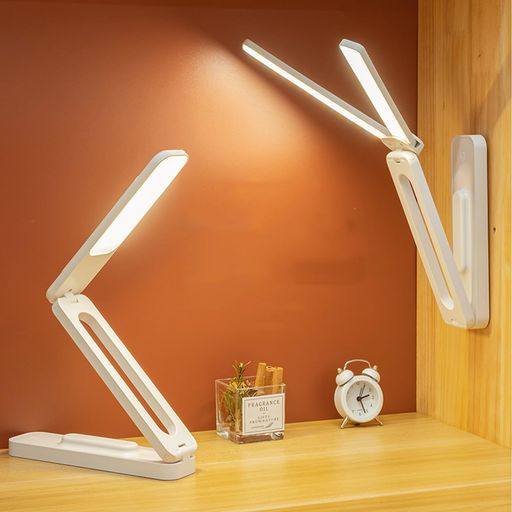 【目に優しいLEDデスクライト 】このデスクライトは、ブルーライトカット機能と均一な光で、長時間の読書や作業でも目に負担をかけません。柔らかく点滅のない光が、快適な環境を提供します。 【3段階色温度 &amp; 無段階調光】白色・暖色・昼光の3種類の色温度と、20%〜100%の無段階調光機能で、シーンに合わせた最適な光を簡単に調整可能。メモリ機能で、前回の明るさを記憶します。 【折りたたみ可能 &amp; コンパクト設計 】三つ折りデザインで、テーブルや壁に簡単に設置可能。折りたたみ時はコンパクトで、旅行や出張にも便利。250gの軽量設計で、どこでも持ち運びやすく、サマーキャンプや災害時の非常灯としても活躍します。 【安心設計のバッテリー仕様】4000mAhの大容量バッテリーを内蔵。◆ 実使用時間の目安(当社テスト基準): - デフォルト両色光同時点灯時:約1.5~2時間。 - 70%明るさ調整時:約2~3時間。 - 最大輝度時:30~45分。 - 最小輝度時:約5時間。