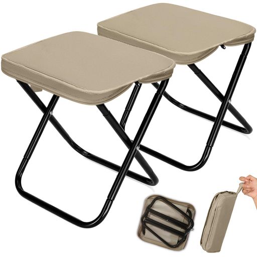 【収納袋一体型デザインで】座面は収納袋として設計され、フレームを引き出して折りたたむだけで、シート下部にスムーズに収納可能。たった数秒でコンパクトに畳めるため、置き場に困らず、収納袋の紛失リスクもゼロ。マンションのベランダ収納から防災リュックの隙間入れまで、ストレスフリーな使い勝手を実現しました。 【軽量コンパクト設計】重量約580gの超軽量ボディ。展開時サイズ30x26x30cm、収納時は30x11cmの薄型設計で、ハンドル付きなので鞄のように手軽に携帯可能。釣りやキャンプ、花火大会など、アウトドアシーンで大活躍します。 【職人こだわりの快適座面】本体:ポリエステル(600Dナイロンオックスフォード生地)フレーム:鉄金属。独自開発のメッシュ層で通気性抜群、夏場の蒸れを軽減し「雲に座っているような」快適さを実現。凹凸のある地面でも安定する三角形補強構造で、ご年配の方も安心してお使いいただけます。 【面倒な組み立て不要で】収納袋からフレームを引き出すだけで、瞬時に安定した座面が完成。面倒な組み立ては一切不要なので、急な雨や休憩時でもサッと展開可能。防災用品としても最適な設計です。