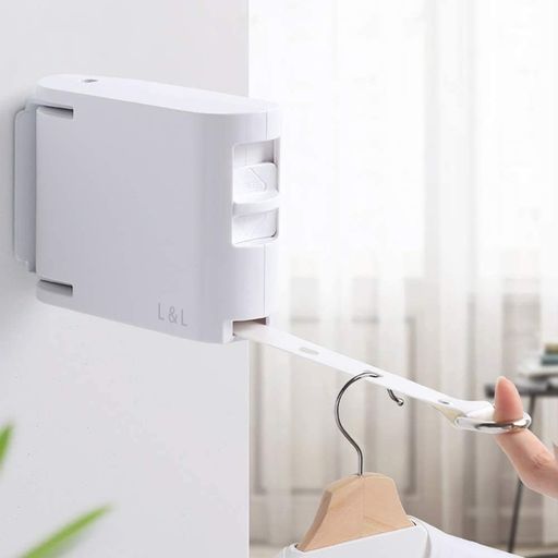 【伸縮式室内物干ワイヤー&amp;収納便利】当社L&amp;L最新デザインの室内物干しワイヤー。花粉の季節や、突然の雨、プライバシー、室外環境が悪い時、洗濯物をどこに干すかそのような悩みがありますか?こちらの室内物干しワイヤーだけで以上の悩みを解決します! 【強度耐久性向上(当社比)】最大延長は4.2メートルで、空間が大きくて。最大の特徴はワイヤーに開けた「洗濯物固定穴」。洗濯物が物干しワイヤー真ん中にズレていくことを防止する。高強度のワイヤーは最大4.3m伸ばすことができ最高荷重は約20Kgにも達する強度を誇ります。 【安全省スペース】使用しない時ワイヤーは壁面の本部へ自動的に巻き戻し収納され、壁面との違和感がないため、部屋の外観を崩しません。本体は180°は自由に回転させることでスペースを節約します。 【2の取付方法-穴あけ不要】室内物干しは自分でも簡単にDIYで取り付けが可能なベルト型室内物干しです。バスルームベッドルームリビングインナーバルコニークロークなど様々な場所でお使いください。