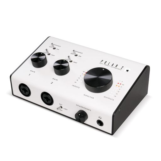 ギターを録音するすべての人のために設計されたオーディオ・インターフェイス。 POLAR の「Enhance」機能は、スイッチを切り替えるだけで本物のアンプのタッチ、感触、およびレスポンスを復元、すべてのソフトウェアのアンプ・プラグインのサウンドを向上させます。 「Enhance」はニュアンスを向上させるだけでなく、デジタル・クリップが起こらない入力ステージで設計されているため、ユーザーはクリッピングを心配することなくレベルをすばやく設定できます。 有名なビンテージ スタジオ プリアンプからインスピレーションを得たマイク プリアンプは、暖かく豊かなトーンと本物の特徴を実現し、サウンドの全体的な深みと品質を高めます。 St. James Plugin Suite (129 ドル/129 ポンド/129 ユーロ相当)、Ableton Live Lite、ReLab LX480 Essentials Reverb、Melodyne Essential などを含むスタジオ ソフトウェア コレクションが付属しています。