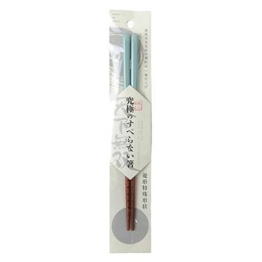 先端の溝と先角の形状で驚くほど食材が滑らない!小さい豆やこんにゃくなどの食材も簡単につかめる究極のすべらない箸。女性が使いやすいサイズです。 食洗機対応 素材:天然木 塗装:上部/アクリルウレタン塗装 下部/漆塗装 原産国:日本 サイズ:21cm