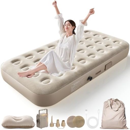 床 🛏️【電動ポンプ内蔵・自動膨張 &amp; 3モードLED照明】 こちらは電動エアポンプ内蔵エアーベッド。わずか2分でワンプッシュ充放電が可能で、お好みに合わせて空気量調整も簡単です。さらに、取り外し可能な電動ポンプはType-C充電対応に加え、便利な3段階照明(常夜灯/強光/SOS信号)を搭載! キャンプサイトの明るさ確保から緊急時の救助要請まで、暗がりでも安心です。ポンプ単体でも活用でき、3種類のノズル付属で多用途に。内蔵Type-C充電ポートは充電中(赤点灯)と満充電(緑点灯)をLEDで視覚化。長時間使用可能で、快適で安全なアウトドア体験をお届けします。 🛏️【究極の耐久性と快適性 - 32孔蜂巣式デザイン】 このエアベッドは32孔蜂巣式デザインを採用し、複数のポイントでサポートを提供し、圧力を効果的に分散させ、構造の安定性を保っています。人間工学に基づいたデザインで、快適な枕が付属し、体の自然な曲線にぴったりフィットして、質の高い睡眠を提供します。底面には強靭なPVC素材を使用し、穿孔や変形を防ぎ、長期間使用しても耐久性を保ちます。