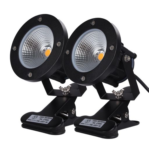 防水 LEDクリップライト 【2024最新版仕様】電圧:AC85V~265V / 消費電力:7W / 色温度:電球色2700K / ルーメン:630Lm / 照射角度:120°/ クリップくわえ幅:約10~60mm / 防水規格:IP65 / 電源コード:約3m ※付属品:六角レンチ1本 【防雨型・強化材質】IP65の防水レベルは、豪雨や台風などの場合の見事にお使いになれます。でも、長時間に水に浸すことはダメです。照射面に強化ガラスを使用し、長期間の使用でもクリアな光を照射します。長寿命&amp;省電力,低い消費電力で従来の照明と同水準の明るさを実現,照明の色は明るいホワイト。 ライトの上下左右多角度を調整出来るようになっていますので、とても便利です!ライトをしっかり支えるクリップがついているので、看板や板などを挟んで使えます。60mmまで対応 LED電球を採用した看板や屋外、倉庫などの作業用に最適なクリップライト。消費電力が白熱電球に比べて約1/8と少なく、省エネで長寿命(約30,000時間) LEDを採用し、看板や屋外、倉庫などの作業用に最適なクリップライトです。