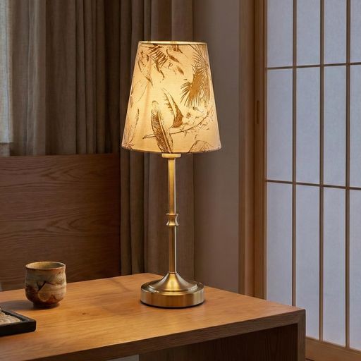照明 調光可、コードレス、安定したベースで耐久性 【製品仕様】◉商品名:LUTWテーブルランプ◉電源:5V2A◉長さ42x幅15x高さ15cm◉色温度:電球色◉重量:約474g◉電池容量:3600mAh◉充電時間:4-5時間◉材質:鉄、布◉対応電球:LED電球◉口金:E14◉消費電力:4W 【3段階調光&amp;電球交換可】温かみのある2700Kの電球色で、シーンに合わせて明るさを3段階(弱・中・強)で調節可能です。布製シェードを通した柔らかな光は目に優しく、ベッドサイドや夜のリラックスタイムに最適です。面倒なボタン操作は不要で、指先で軽く触れるだけの直感的な操作性が魅力です。E14口金の電球に対応しており、自由な着脱・交換が可能です。 【3600mAhバッテリー&amp;Type-C充電式】3600mAhの大容量バッテリーを内蔵し、コンセントの場所を気にせずどこでも自由に設置できるコードレス設計です。付属のType-Cケーブルで手軽に充電でき、最高輝度でも約4〜5時間の連続使用が可能。リビングの模様替え、ベランダでの夕涼み、停電時の非常用ライトとしても活躍します。
