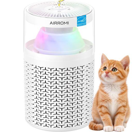 👑【360°全面浄化構造】AIRROMI 空気清浄機は、品質と機能性を兼ね備えた、日本の住環境に適した小型空気清浄機です。底部に配置された 360° 大型吸気口設計により、あらゆる方向から空気を取り込み、最大約15畳まで対応し、高効率で全方位の空気清浄を実現します。コンパクトなサイズながらパワフルで、ペットルーム、寝室、リビング、玄関、キッチン、トイレなど、さまざまなシーンに適した卓上型空気清浄機です。 🍀【HEPA高効率フィルターシステム・花粉対策】AIRROMI ペット用空気清浄機は、高性能一体型フィルター(プレフィルター、HEPAフィルター、活性炭脱臭フィルター)を搭載しています。空気中の花粉、ペットのフケ、室内のホコリ、アレルゲンなど、0.3μm の微粒子を99.97% 捕集し、活性炭フィルターが調理臭、ペット臭、タバコ臭を吸着して、深層まで脱臭します。本製品は、花粉や粉塵の多い季節や、ペットのいるご家庭に特に適した脱臭機 です。室内の空気を清新に保ち、より快適な住環境を実現します。 🌜【静音設計・アロマ対応】AIRROMI 寝室用空気清浄機は、スリープモード時の運転音がわずか約23dB。