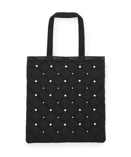 【PearlCollection】キルティング生地に大小のパールを散りばめたパールコレクション。ブラック(黒)ベースに、ホワイト(白)のパールが映えるデザイン。カジュアルなスタイルからパーティーシーンまで、コーディネートのアクセントとして幅広くお使いいただけます。 【スタイル説明】スリムな縦型トートバッグです。A4サイズの書類や雑誌等がゆったり収納でき、内側には貴重品の収納に安心なファスナーポケットや、スマホ・ICカード等の小物の整理に便利な仕切りポケットが2つ付いています。肩掛けできる持ち手の長さも嬉しいポイント◎。シンプルですっきりしたデザインは通勤や通学など普段使いはもちろん、サブバックとしてもおすすめです。 【仕様】メイン開閉部:ファスナーなし外側:ファスナーポケットx1内側:ファスナーポケットx1、オープンポケットx2 【商品サイズ】(約)39x35cm