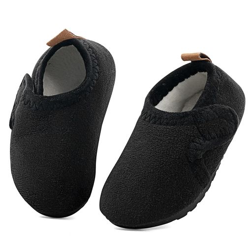 つま先からかかとまで包み込む、ふわもこ暖かいボアフリースのルームシューズ。 ママとお揃いも可能。親子ペアでさらにかわいく。 足底部分に滑り止め付き!フローリングでも安心です。 内側は肌ざわりのよく暖かいボアフリース生地。表側はお手入れのしやすい手足の短いフリース生地です。 キュートのデザインで見た目もかわいくお家であったか快適。