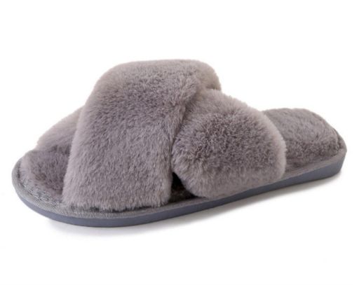 メイン素材:ポリエステル 【特徴】とてもやわらかく上品でふんわりした手触りが特長のレディースルームシューズ。肌触りのことを考えて、暖かく柔らかい起毛素材を採用。また、温かく足を包み込むため、内側のつま先まで起毛素材を施しています。保温性・防...