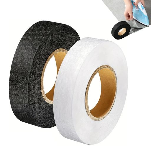【商品仕様】 接着芯テープ2巻(黒x1巻、白x1巻) サイズ:幅2.5cm、長さ約64m/巻(2色合わせて約128m) 容量はたっぷり使える大きさです。 【高品質素材】アイロンテープは高品質の不織布で作られており、安全で環境に優しく、肌を傷つけません。 粘着力が高く、洗濯可能な両面布テープです。 【使いやすい】糸も針も必要ありません。 アイロンで接着するだけ。 面倒な仕立ての手間が省けるので、仕立てが苦手な方や忙しい方に便利です。 (使用上の注意:低温マークのある生地、防水加工、表面がつるつるした生地には接着できません) 【使用方法】 接着テープをお好みの長さにカットし、接着したい生地と生地の間にテープをはさみます(テープをつまみ出さない)。 中温(140°C~160°C)のアイロンで布地を約15~20秒間プレスする。 接着後2~3分放置し、十分に冷ます。 (強度が必要な場合は、2重、3重にして使用することもできます。