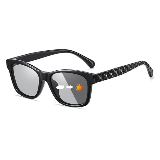 🕶️【調光サングラス】調光サングラスが『紫外線の強さよりレンズの色が変わってくる』、紫外線に反応して色がが変わるグラスで屋外の陽に当たるところでは徐々にレンズに色が付き、室内に入ると徐々にレンズカラーが薄くなります。紫外線が弱いとレンズの変化が時間がかかりますので、ご注意ください。 🕶️【UV400&amp;偏光レンズで紫外線カット】UV400レンズが紫外線を99.9%カットし、目をしっかり保護。高品質な偏光レンズを使用し、反射光やぎらつきを極限までカットし、視界をくっきりと見せます。海や川での反射光もカットするので、釣りやドライブに最適。目の疲れを防ぎ、快適な視界をお届けします。アウトドアやスポーツシーンでの目の日焼け対策に最適な一本です。 🕶️【嬉しいジャパニーズフィット設計】世の中のアジアンフィットサングラスでさえ実は日本人の顔にぴったりと合うわけではありません。Feisedyのサングラスは日本人独特の骨格を踏まえて設計されたジャパニーズフィットフレームで、長時間の使用でも快適。通常のメガネと比べて、一体式の鼻パットはフィット感をより高めたほか、鼻へ圧迫が軽減されます。