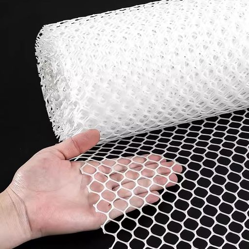 【プラスチックネット】PEプラスチック材質で、ベランダや窓などの高所から落下を防げます。目立たない防鳥ネット、通気性がよく、透明度が高いため、ベランダに取り付けても違和感がなく、外側の景観も損ないません。高品質で、軽量で、耐久性があり、無毒、靭性が強く、抗老化性強い、安全、繰り返し使用でき、使用寿命が長い、長時間使用しても色あせや剥がれがありません。自由にカットが出来ますので、湾曲している箇所や細かい部分の隙間など用途に合わせてお好みのサイズに調整できます。 【用途】いろんな場所で活躍します。 防鳥や防獣等基本的な機能を持つ以外、かなり強度を持っているのでバルコニー、デッキレール、階段のクッションフェンスにも使います。またはペットを飼うために作る柵として使います。家禽飼育フェンス、播種済み芝生フェンス、建設用バリアネット、ガーディアン警告バリア、工芸用金網フレーム、花用ネット、水生製品のメンテナンス、ガーデンゴルフコースの保護など、多機能な目的を持っています。 【使用簡単】自由にカットができ、軽くて簡単に曲がって、引っ張れば少し伸びる性質なので、好きな長さでハサミで切って取り付けることができます。