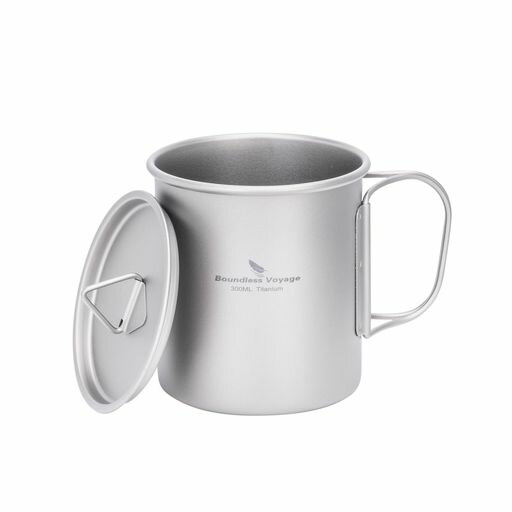 冷たい飲み物 【商品詳細】 材質:TA1チタン。サイズ(約):底部直径77mmx高さ83.5mm。容量(約):300ml。重量(約):69.8g。セット内容:300mlマグカップ本体、蓋、ネット袋。 【チタン製マグカップ】 チタン製マグカップは、強度が高く、軽量で、耐食性に優れた素材です。錆びにくく、耐久性があります。また、イオン化せず金属臭がほとんど感じられないため、飲み物をより美味しく楽しむことができます。 【サンドブラスト処理】サンドブラスト処理された表面は、洗練されたマットな質感を提供し、スタイリッシュで握り心地も快適です。 【細部へのこだわり】 口元はカール処理を施していて、口に触れたときに熱が伝わりにくく、優しい口当たりです。カップの内外面には研磨技術が採用されており、表面に隙間がなく汚れがつきにくく、カップの口が大きいので洗いやすい設計となっています。 【折りたたみハンドル】 使用時は開いて持ちやすく、収納時には折り畳んでコンバクトに収納することができ、持ち運びも簡単です。コンパクト・軽さはアウトドアでは欠かせません。