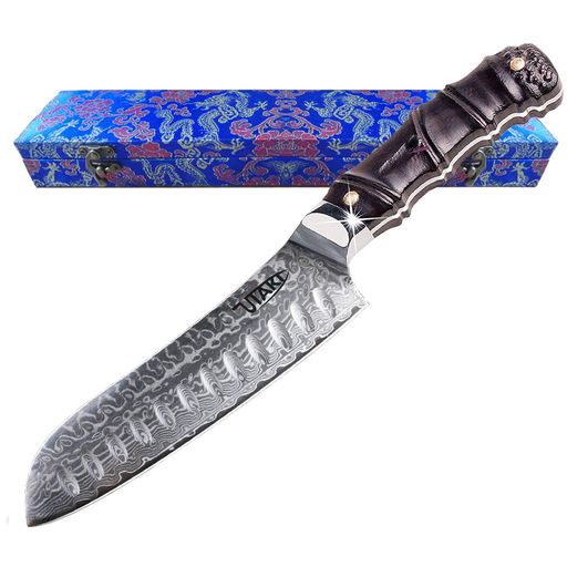 【サイズ】【全長】約293mm 【刃渡り】約178mm 【刃幅(刃元)】約43mm 【背の厚み(刃元)】約2mm 【柄丈】約110mm 【刃材】67層コバルト合金鋼 【刃紋】乱波紋 【芯材】VG-10号 【柄】インド産黒檀 【柄紋】竹模様 【刃】両刃 【重量】215g 【硬度】62プラスマイナス1度 【利き腕】左右共通 【商品の特徴】ステンレス軟鋼に硬度の高いモリブデン鋼を特殊割りいれ加工した高級複合和包丁、正味215g 【ダマスカス】波紋を出すために鍛造工程が入っているため、刃欠けや刃こぼれが少ないのも特徴です。硬度の異なる2種類のステンレス鋼を幾重にも鍛造することで、優美な波紋が現れ、芯材のコバルト合金鋼の均一性が高まり鋭い切れ味を発揮します。 【選ばれる理由1】錆びにくいのに圧倒的な切れ味! 高級刃物鋼のVG10を使っているので 錆びにくくて切れ味抜群! 良い包丁の条件にもある切れ味も 長く続くので頻繁に研ぎ直しをしなくても大丈夫です! すごく扱いやすい包丁です。 【選ばれる理由2】刃についている凸凹のおかげで 切った食材が包丁にくっつきにくいです。 食材をスパッと切る事が出来ます