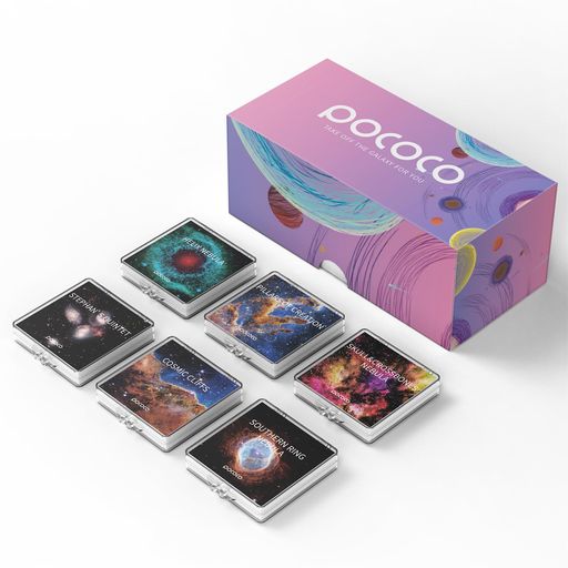 【交換ディスクで叶える、自宅が銀河に変わる特別な夜】POCOCOの家庭用プラネタリウム専用ディスクは、おうち時間を格別にします。お気に入りのソファに座って天井を見上げれば、星空やギャラクシーが部屋いっぱいに広がり、まるでキャンプに来たような感覚に。5K Ultra HD対応で細部まで美しい投影が可能。お子様との星座探しはもちろん、恋人や家族と銀河を眺めながら語り合う――そんな特別な時間を演出します。 【多彩なテーマで冒険心を刺激】星座ディスクで星の物語をたどったり、太陽系ディスクで宇宙探検気分を味わったり、深海ディスクで深海へタイムスリップ。プラネタリウム家庭用ライトにディスクをセットするだけで、寝室やリビングが毎晩異なる冒険の舞台に早変わり。お子様の好奇心を育てる知育玩具として、大人の癒し時間を彩るナイトライトとして、活躍の幅は無限です。 【ロマンチックから癒しまで幅広く演出】大切な記念日に星空ディスクをセットして特別な夜を過ごしたり、疲れた日にはオーロラディスクで心を落ち着けたり。プラネタリウムプロジェクターの回転機能と合わせれば、まるで本格的なプラネタリウムの中にいるような感覚を自宅で体験できます。