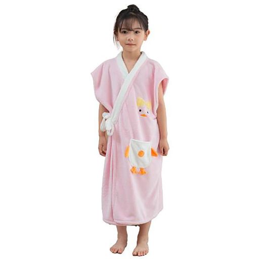 【商品仕様】サイズ:約120x80cm 適用身長参考:110~140cm 適用年齢参考:5~9歳 重量:約380g 【可愛らしいガモデザイン】襟元近くに配置された笑顔刺繍で浴後の子供の気分をすぐに明るくします。ポケット部分には、足元と腕が立体的に浮き出るガモがステキ!生地全体に「癒やし」と「楽しさ」を届け、お風呂上りが毎日待ち遠しい時間に変わります。 【吸水性素材】高密度で細かいマイクロファイバーを採用しており、肌ざわりは非常に柔らかく、水をよく吸収します。お風呂あがり、簡単にかぶれるだけで、全身の水分をしっかり吸ってくれ、お風呂上がりの時間が快適になります。抗菌防臭効果があり、いつでも清潔に保ちます。蛍光染料不使用なので敏感肌の方にも安心! 【着脱便利】ウェスト部分は帯紐で調節可能、ポケット付きで小物を収納できるのも嬉しいポイントです。腰ベルト付きで好みのフィット感や体型に合わせた調整も可能です。季節に問わず、年中使えるラップタオルです。 【適用場合】自宅の部屋着、プール、銭湯、温泉、ホテルなどシーンで大活躍!シャワー、プールなどの後のにさっと着られてとっても便利です。