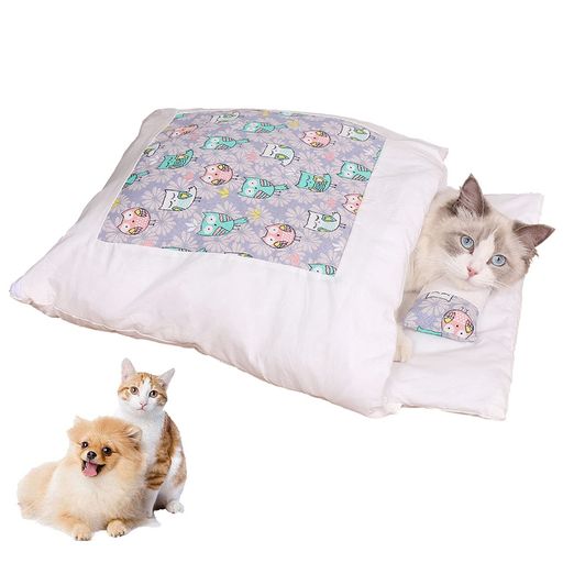 🐈【商品仕様】フワフワやわらかい綿がつまった猫用の布団。4色3サイズをご用意しています。Sサイズは45*30cmで1.5kg以内の子猫ちゃんとワンチャンに適しています。Mサイズは55*40cmで5kg以内の猫ちゃんと3.5kg以内のワンチャンに適しています。Lサイズは65*50cmで10kg以内の猫ちゃんと7.5kg以内のワンチャンに適しています。可愛い外観、お部屋のインテリアにも良く似合います、お部屋のペットが好きな場所にどこでも設置可能、部屋全体のインテリアにも良く似合いますので、使い勝手が良いペットベッドです。 🐈【高品質素材&amp;柔らかい】表地:綿素材;詰め物:PP綿 。品質高い素材を採用、快適で柔らかい,異臭なく、丈夫で耐久性も優れており、万が一ペットが噛んでも無毒で被害を及ぶ心配がありません。フワフワやわらかい綿がつまった猫用の布団,ペットを風や寒さから守ります。 カバーはオールシーズン使える100%綿素材のペット用品です。 🐈【立ち上がる入口+2WAY】入口は立てるような独特なデザインをされ、他の猫の寝袋より出入りやすいです。