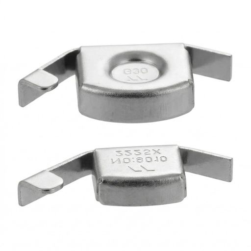 【商品特徴】金属製の磁気縫合ガイドミシンセットは、5.5x2.5x0.7cmと4.3x1.8x0.5cmの2種類のサイズで構成されており、それぞれ高い耐久性と汎用性を兼ね備えています。2点セットとしてパッケージされ、便利な保管袋付きで提供されます。 【高耐久性構造】頑丈なステンレス鋼と強力な磁石を採用し、製品の耐久性を向上。通常のミシン部品と比較して約8倍の磁力を持ち、高速稼働時でもズレることなく、針が常に正確に直線を保つよう設計されています。 【特徴】高価なシルクやシフォンの生地にも安心して使用可能で、磁石は生地を傷つけることなく、簡単に取り外しや再配置が可能です。また、押し込んだり傷を残す心配がありません。高品質な金属磁性定規2点セット(サイズ:5.5 x 2.5 x 0.7 cm、4.3 x 1.8 x 0.5 cm)は、便利な2点セットとして袋詰めされ、保管や持ち運びも簡単です。 【裁縫サポートツール】ミシン針板に簡単に装着できる磁気位置決めクリップは、布をガイドレール上でスムーズにスライドさせることで、常に一定幅の縫い目を維持可能。工具も不要で、軽く押すだけで素早く位置の調整ができます。