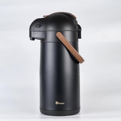 【製品サイズ】(約)幅15cmx奥行15cmx高さ36.5cm (約)1.35kg 【材質】ステンレス素材を生かしたシンプルなデザインのポットは、保温も保冷もでき、飲みものを最適の温度に保ちます。 【真空断熱】熱が逃げにくいステンレス真空二重構造を採用、外側と内側の間(隙間)を真空状態にすることで熱を伝える分子がほとんどなくなり、熱移動を防ぐという構造です。 【保温効力】65°C以上(12時間) 50°C以上(24時間) ※水温95°C、室温16°Cの環境でのデータ 【保冷効力】8°C以下(24時間) ※氷入れ