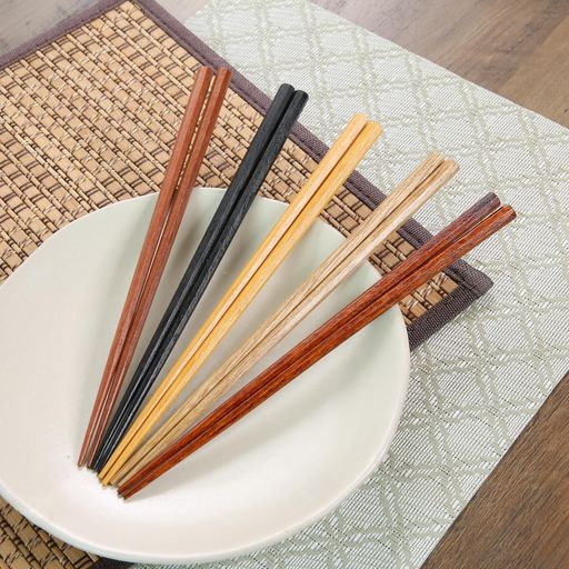 末広がりの縁起箸 八角箸5膳セット サイズ:幅10x奥行23x高さ0.5cm 本体重量:70g お箸の長さ:22.5cm 素材・材質:天然木(鉄刀木/黄楊/栗)、塗装:ポリウレタン塗装 原産国:中国