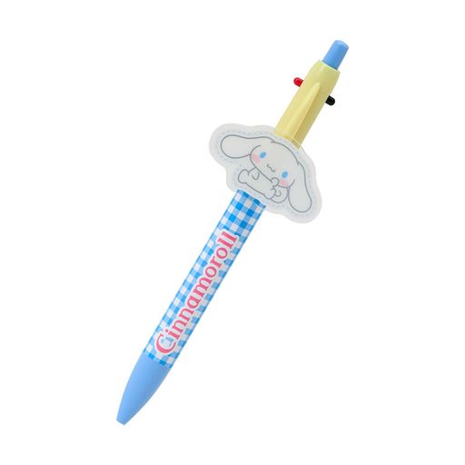 本体サイズ:ペン約幅4.5x奥行2x高さ14.8cm。主な材料・原料:PMMA ボール径:0.5mm。シャープペンシル:0.5mm。ボールペンインク色:黒、赤。ノック式。目印にもなるマスコットクリップ付き。マスコットクリップ取り外し不可。使い切りタイプ。※総柄デザインの部分は、商品によって柄の出方が若干異なります。 (C) 2025 SANRIO CO., LTD. 著作 株式会社サンリオ