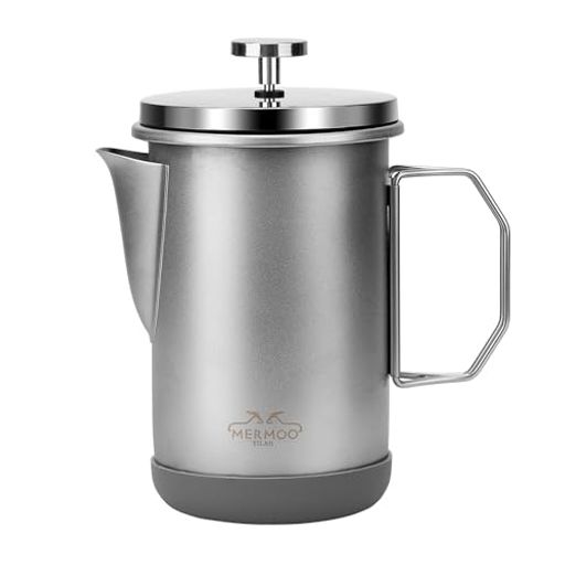 家庭 【大容量 1000ml 4-6 人分】家族団 らんやキャンプ 仲間 とのコーヒータイムにぴったりの 大容量。一度 に4 〜 6 杯分 を 抽出 でき 、 ホームパーティーや 来客時 にも 大活躍 します 。 【割 れない304ステンレス 製】 ガラス 製 フレンチプレスが 心配 な 方 に 。食品級 304ステンレス 採用 で 、 アウトドアでの 衝撃 ・ 落下 に 強 く 錆 びにくい 。 【折 りたたみハンドルで 収納 スッキリ 】 ハンドルが 折 りたためて 収納高 さ 約 70%カット 。 キャンプ 道具 やキッチン 棚 の 隙間 にすっきり 収 まります 。取 り 外 し 可能 なシリコン 滑 り 止 め 底 で 、 テーブルを 傷 つけず 安定感抜群。 【 3 層 フィルターで 粉 ゼロ 】微細 な2 層 メッシュ+ 注 ぎ 口 フィルターの3 層構造 が 細 かい 粉 までキャッチ 。 ペーパードリップのようにクリアなコーヒーを 最後 の 一滴 まで 楽 しめます 。