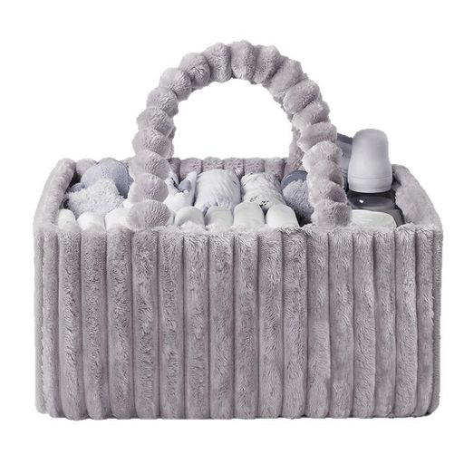 ベビー用品 【ふわふわで快適な見た目】高級フランネルを使用した、この特別なおむつバスケットは、ふわふわとした質感と柔らかな光沢が魅力で、愛らしく優しい印象を与えます。上品なオフホワイトの色合いは、どんなベビールームにも自然に溶け込みます。 【美しいギフトラッピング】可愛いリボンとギフトバッグが付属しているので、完璧なベビーギフトバスケットを簡単に作ることができます。ユニークで愛らしいデザインは、ベビーシャワーやママへのギフトリストに欠かせない、実用的でスタイリッシュなアイテムです。 【赤ちゃんの収納を楽々】この広々としたおむつバスケット(38.1cmx25.4cmx17.8cm)は、おむつ、おしりふき、哺乳瓶、おもちゃなどをきちんと整理できる十分なスペースがあり、ベビールームの片付けをシンプルかつ簡単にします。 【多用途】このバスケットは、赤ちゃんの成長に合わせて成長し、おむつ替えバスケット、おむつボックス、スタッキングバスケット、トートバッグとしてお使いいただけます。保育園、バスルーム、リビングルーム、そして持ち運び可能なおむつカートとしても最適です。