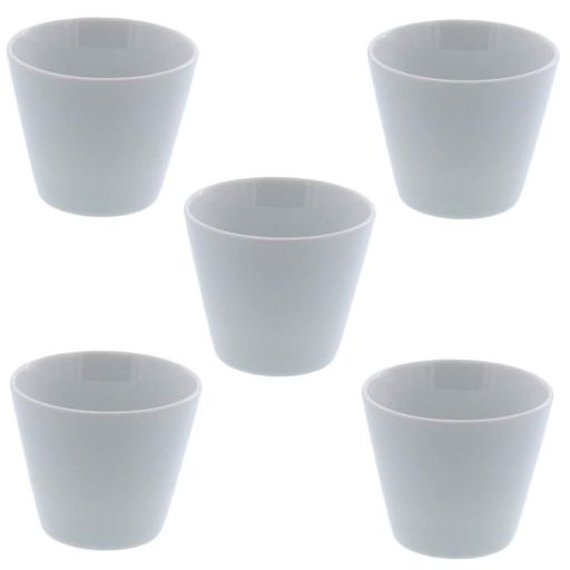冷たい飲み物 テーブルウェアイーストのオススメ商品です。こちらは「マルチカップ Style(スタイル)クリアホワイト」の5個食器セット。 クリアな白磁のカップは、当店の白い食器の中でも抜群に美しくつややかです。 フリーカップとして、湯呑み、コーヒーカップ、グラス、アイスカップ、そば猪口、小鉢、デザートカップなど、多用途にお使いいただけます。 小さいサイズですので、子供用食器のコップとしてもOK。 重ねてスタック収納が可能ですので、たくさん揃えてご家庭でデイリーに使うも良し、手軽に使えるので飲食店など業務用食器にもオススメですよ。 【セット内容】・マルチカップ Style(スタイル)クリアホワイト 合計5個 サイズ/口径8.2x高さ6.8cm ※サイズは全て外寸になります。 重さ/約148g(商品により誤差があります。) 容量/約200cc(満水) 素材/磁器 質感/つややか 色/クリアホワイトA 生産地/日本(美濃焼) 電子レンジ、食器洗い機使用