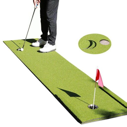 RollingLikeOnRealGreens:このパッティングマット全体は高密度デュアルトーンターフで覆われており、滑らかな表面が一貫した真っ直ぐなボール転がりを保証し、スキップや逸脱なしに転がります ヒートボンド構造:ターフは高温プレス技術を用いてXPEベースにシームレスに接着されており、化学接着剤は一切使用していません。その結果、割れに強く、清潔でほとんど無臭の表面を維持する耐久性のあるマットが実現されています 耐熱ベース:XPEベースは優れた耐熱性を備え、長期間の日光照射後でも平坦な表面を維持します。経年劣化による軟化や反りを防止します 防湿ベース:XPEベースは吸水性が極めて低く、湿気の多い環境でもマットを乾燥状態に保ちます──雨が多い日本のような気候でも、長期の室内使用に最適な設計です フレキシブルサイドバンパー構成:取り外し可能なバンパーで自由度の高いレイアウトが可能。複数のマットを簡単に連結し、広々とした練習面を形成できます。