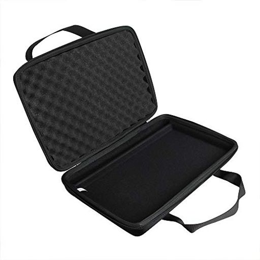 に適用するスタンドアローン・MIDIキーボードコントローラーMPKMiniPlay 最高品質、耐久性のあるEVA、耐衝撃性、耐衝撃性、耐水性の素材で作られており、バンプ、スクラッチ、スプラッシュから適切に保護します。 内部メッシュポケット付きで、他のアクセサリーを便利に収納できます。 素材:EVA内寸:34.8*23.7*6.9cm 販売はケースのみです(デバイスとアクセサリは別売りです)